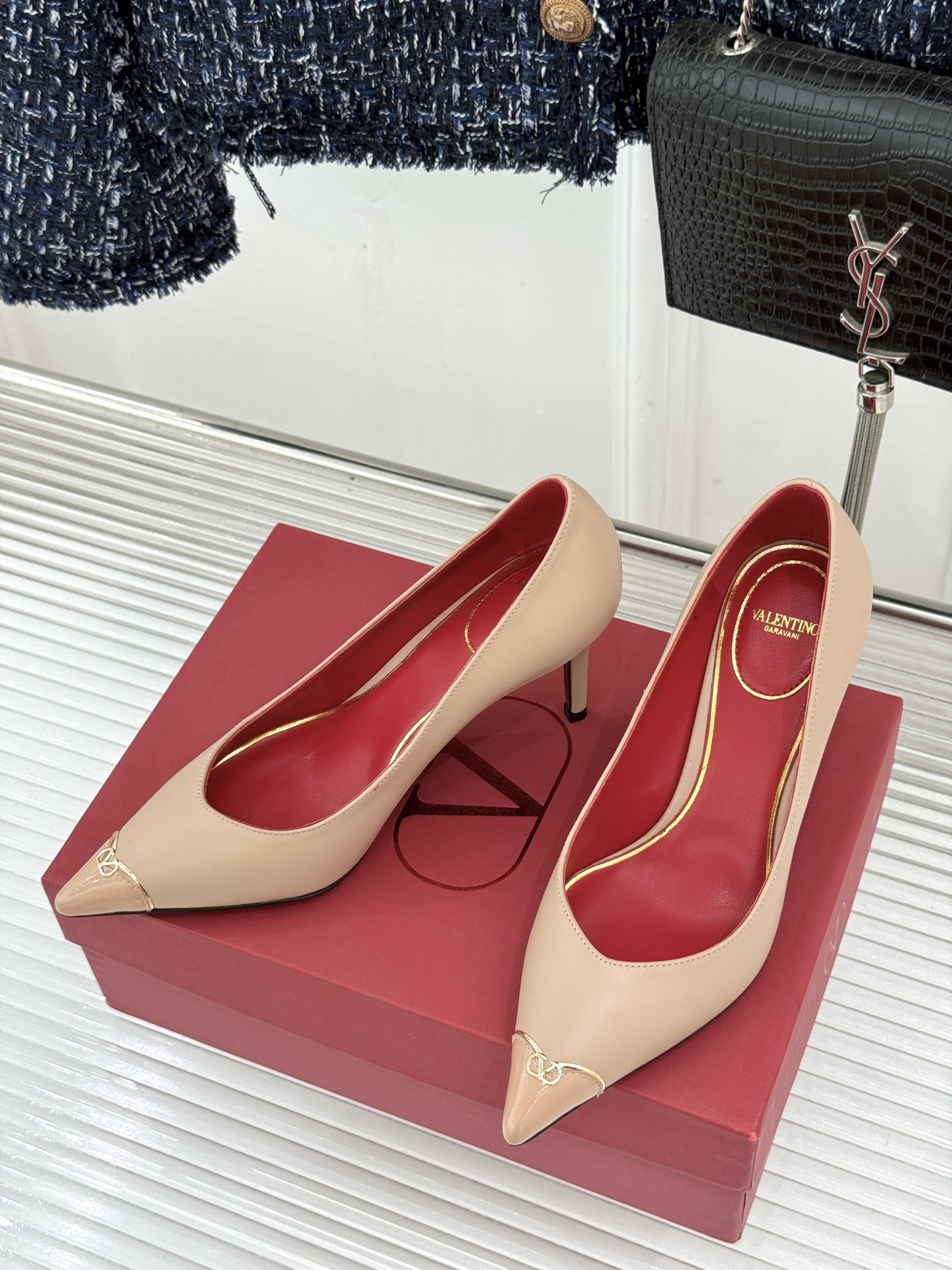 Valentino/华伦天奴26WF新品 尖头高跟鞋凉鞋 尖头线条勾勒足间精致轮廓 小V金标点睛鞋头 细跟拉长腿型比例 