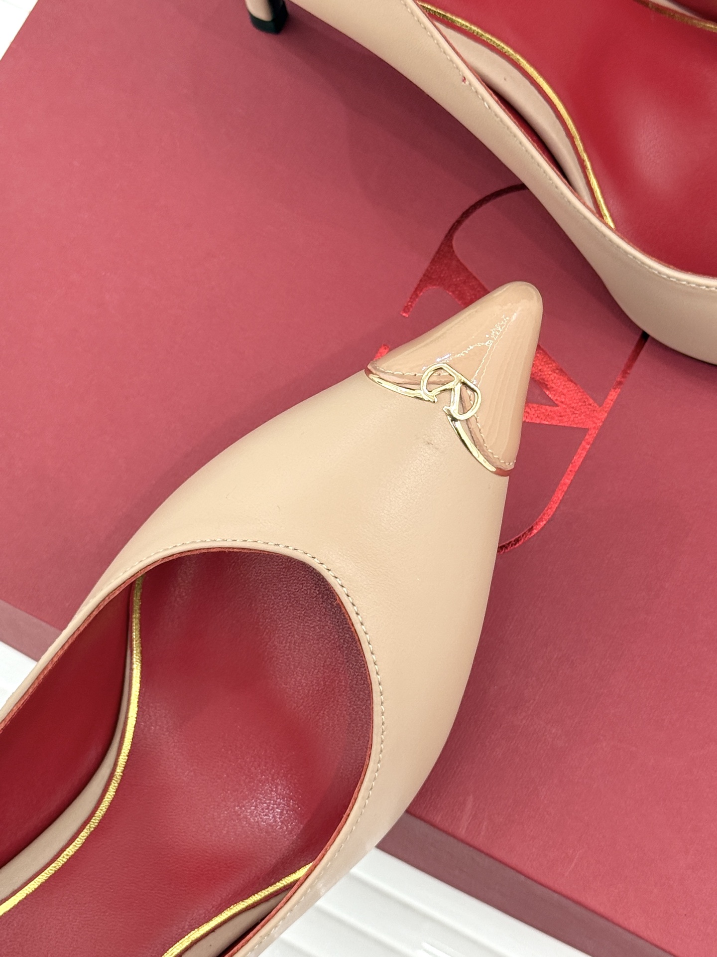 Valentino/华伦天奴26WF新品 尖头高跟鞋凉鞋 尖头线条勾勒足间精致轮廓 小V金标点睛鞋头 细跟拉长腿型比例 