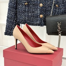 Valentino/华伦天奴26WF新品 尖头高跟鞋凉鞋 尖头线条勾勒足间精致轮廓 小V金标点睛鞋头 细跟拉长腿型比例 Valentino/华伦天奴26WF新品 尖头高跟鞋凉鞋 尖头线条勾勒足间精致轮廓 小V金标点睛鞋头 细跟拉长腿型比例