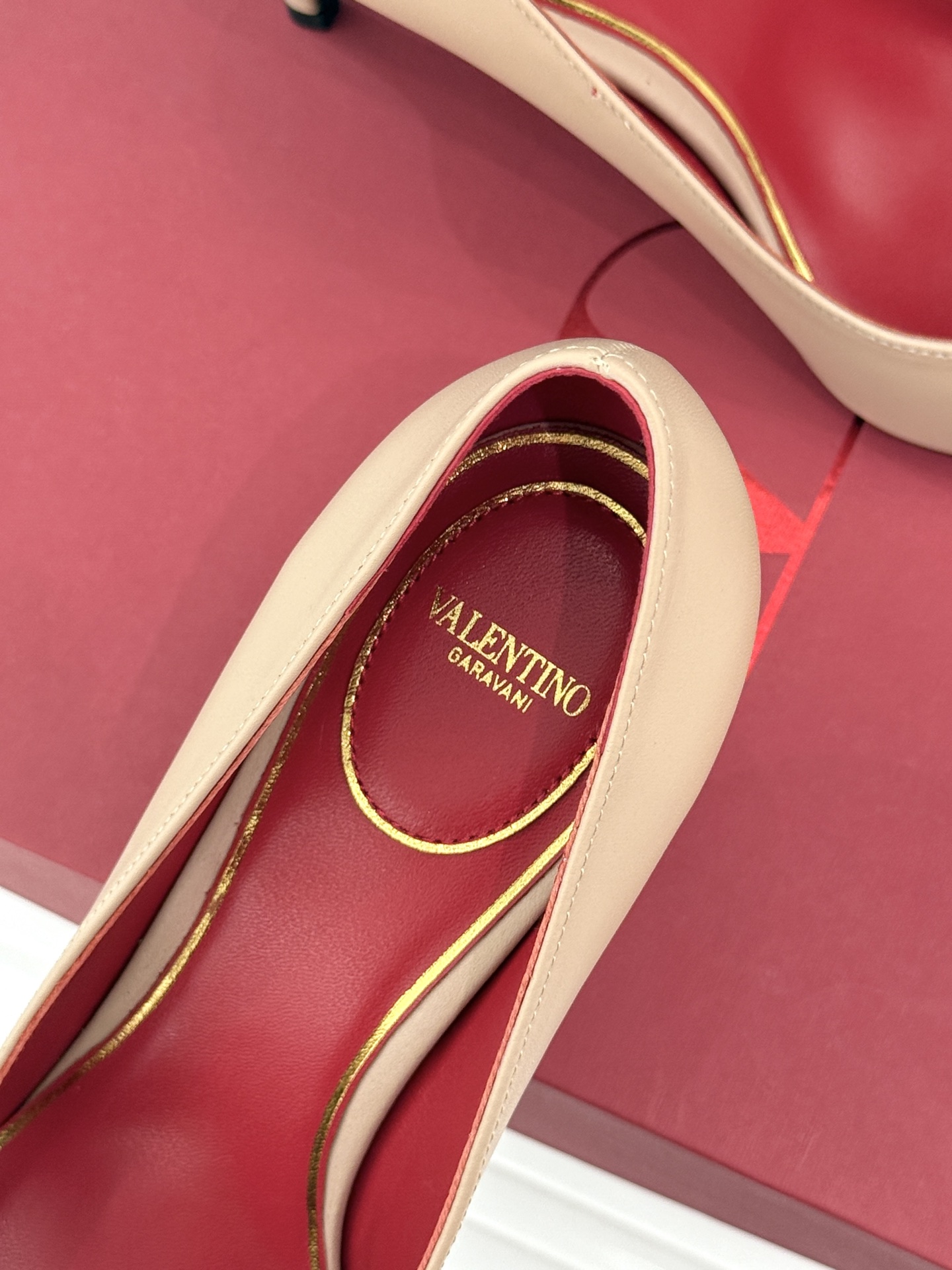 Valentino/华伦天奴26WF新品 尖头高跟鞋凉鞋 尖头线条勾勒足间精致轮廓 小V金标点睛鞋头 细跟拉长腿型比例 