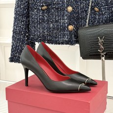 Valentino/华伦天奴26WF新品 尖头高跟鞋凉鞋 尖头线条勾勒足间精致轮廓 小V金标点睛鞋头 细跟拉长腿型比例 Valentino/华伦天奴26WF新品 尖头高跟鞋凉鞋 尖头线条勾勒足间精致轮廓 小V金标点睛鞋头 细跟拉长腿型比例