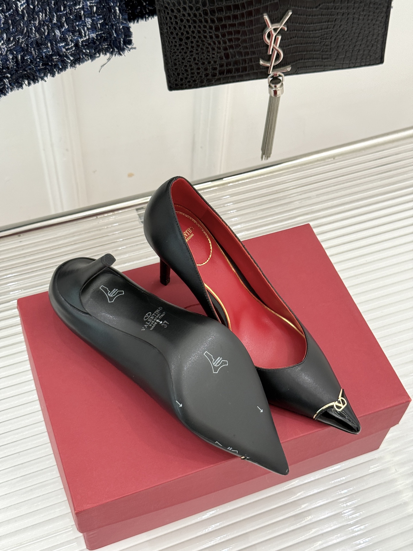 Valentino/华伦天奴26WF新品 尖头高跟鞋凉鞋 尖头线条勾勒足间精致轮廓 小V金标点睛鞋头 细跟拉长腿型比例 Valentino/华伦天奴26WF新品 尖头高跟鞋凉鞋 尖头线条勾勒足间精致轮廓 小V金标点睛鞋头 细跟拉长腿型比例