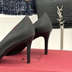 Valentino/华伦天奴26WF新品 尖头高跟鞋凉鞋 尖头线条勾勒足间精致轮廓 小V金标点睛鞋头 细跟拉长腿型比例 Valentino/华伦天奴26WF新品 尖头高跟鞋凉鞋 尖头线条勾勒足间精致轮廓 小V金标点睛鞋头 细跟拉长腿型比例