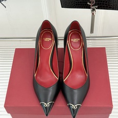 Valentino/华伦天奴26WF新品 尖头高跟鞋凉鞋 尖头线条勾勒足间精致轮廓 小V金标点睛鞋头 细跟拉长腿型比例 Valentino/华伦天奴26WF新品 尖头高跟鞋凉鞋 尖头线条勾勒足间精致轮廓 小V金标点睛鞋头 细跟拉长腿型比例