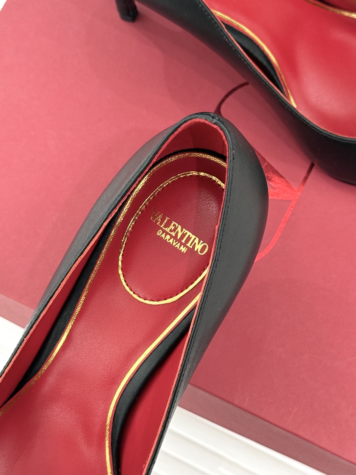 Valentino/华伦天奴26WF新品 尖头高跟鞋凉鞋 尖头线条勾勒足间精致轮廓 小V金标点睛鞋头 细跟拉长腿型比例 Valentino/华伦天奴26WF新品 尖头高跟鞋凉鞋 尖头线条勾勒足间精致轮廓 小V金标点睛鞋头 细跟拉长腿型比例