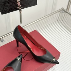 Valentino/华伦天奴26WF新品 尖头高跟鞋凉鞋 尖头线条勾勒足间精致轮廓 小V金标点睛鞋头 细跟拉长腿型比例 Valentino/华伦天奴26WF新品 尖头高跟鞋凉鞋 尖头线条勾勒足间精致轮廓 小V金标点睛鞋头 细跟拉长腿型比例