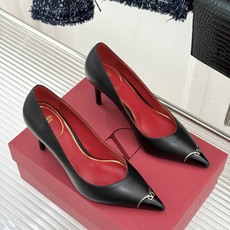 Valentino/华伦天奴26WF新品 尖头高跟鞋凉鞋 尖头线条勾勒足间精致轮廓 小V金标点睛鞋头 细跟拉长腿型比例 Valentino/华伦天奴26WF新品 尖头高跟鞋凉鞋 尖头线条勾勒足间精致轮廓 小V金标点睛鞋头 细跟拉长腿型比例