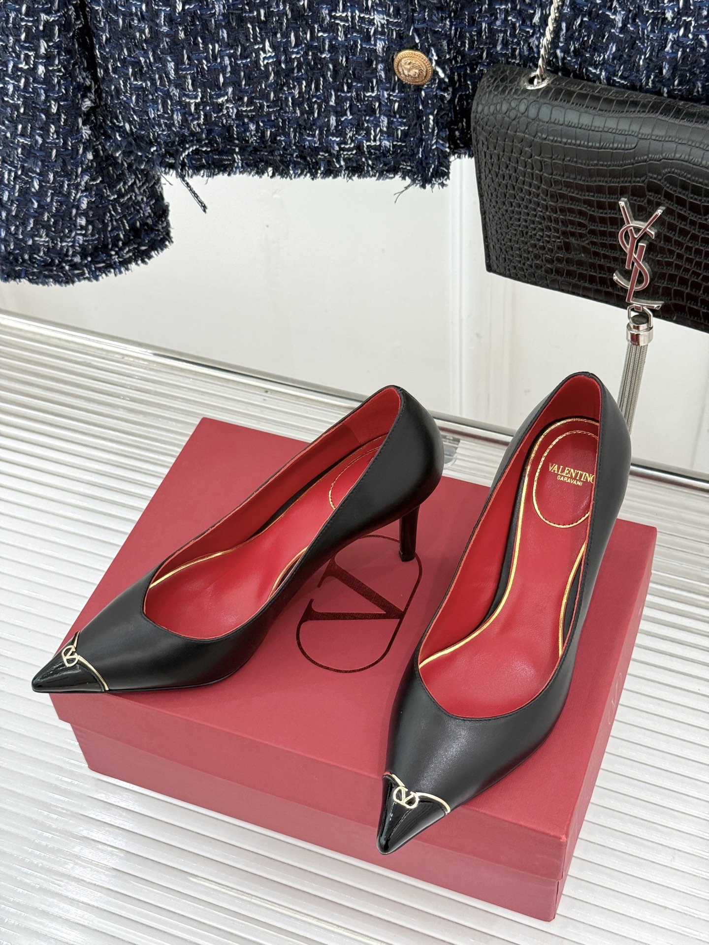 Valentino/华伦天奴26WF新品 尖头高跟鞋凉鞋 尖头线条勾勒足间精致轮廓 小V金标点睛鞋头 细跟拉长腿型比例 Valentino/华伦天奴26WF新品 尖头高跟鞋凉鞋 尖头线条勾勒足间精致轮廓 小V金标点睛鞋头 细跟拉长腿型比例