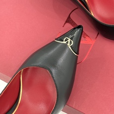 Valentino/华伦天奴26WF新品 尖头高跟鞋凉鞋 尖头线条勾勒足间精致轮廓 小V金标点睛鞋头 细跟拉长腿型比例 Valentino/华伦天奴26WF新品 尖头高跟鞋凉鞋 尖头线条勾勒足间精致轮廓 小V金标点睛鞋头 细跟拉长腿型比例