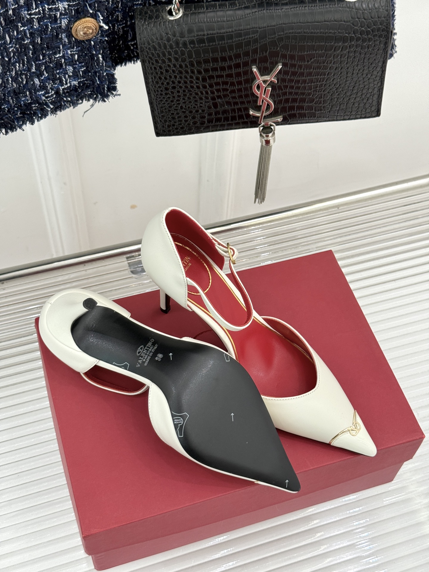 Valentino/华伦天奴26WF新品 尖头高跟鞋凉鞋 尖头线条勾勒足间精致轮廓 小V金标点睛鞋头 细跟拉长腿型比例 Valentino/华伦天奴26WF新品 尖头高跟鞋凉鞋 尖头线条勾勒足间精致轮廓 小V金标点睛鞋头 细跟拉长腿型比例