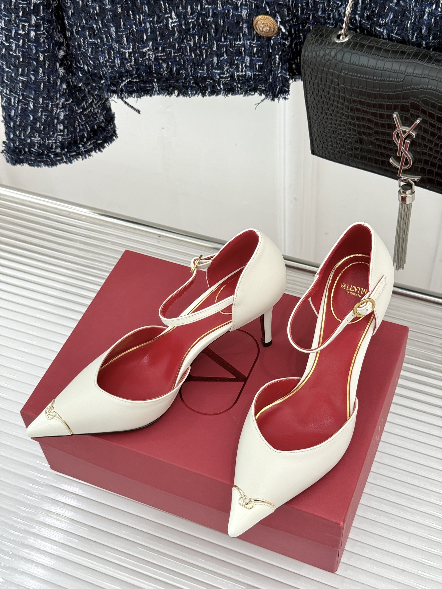 Valentino/华伦天奴26WF新品 尖头高跟鞋凉鞋 尖头线条勾勒足间精致轮廓 小V金标点睛鞋头 细跟拉长腿型比例 Valentino/华伦天奴26WF新品 尖头高跟鞋凉鞋 尖头线条勾勒足间精致轮廓 小V金标点睛鞋头 细跟拉长腿型比例
