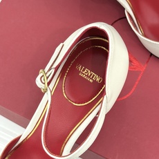 Valentino/华伦天奴26WF新品 尖头高跟鞋凉鞋 尖头线条勾勒足间精致轮廓 小V金标点睛鞋头 细跟拉长腿型比例 Valentino/华伦天奴26WF新品 尖头高跟鞋凉鞋 尖头线条勾勒足间精致轮廓 小V金标点睛鞋头 细跟拉长腿型比例