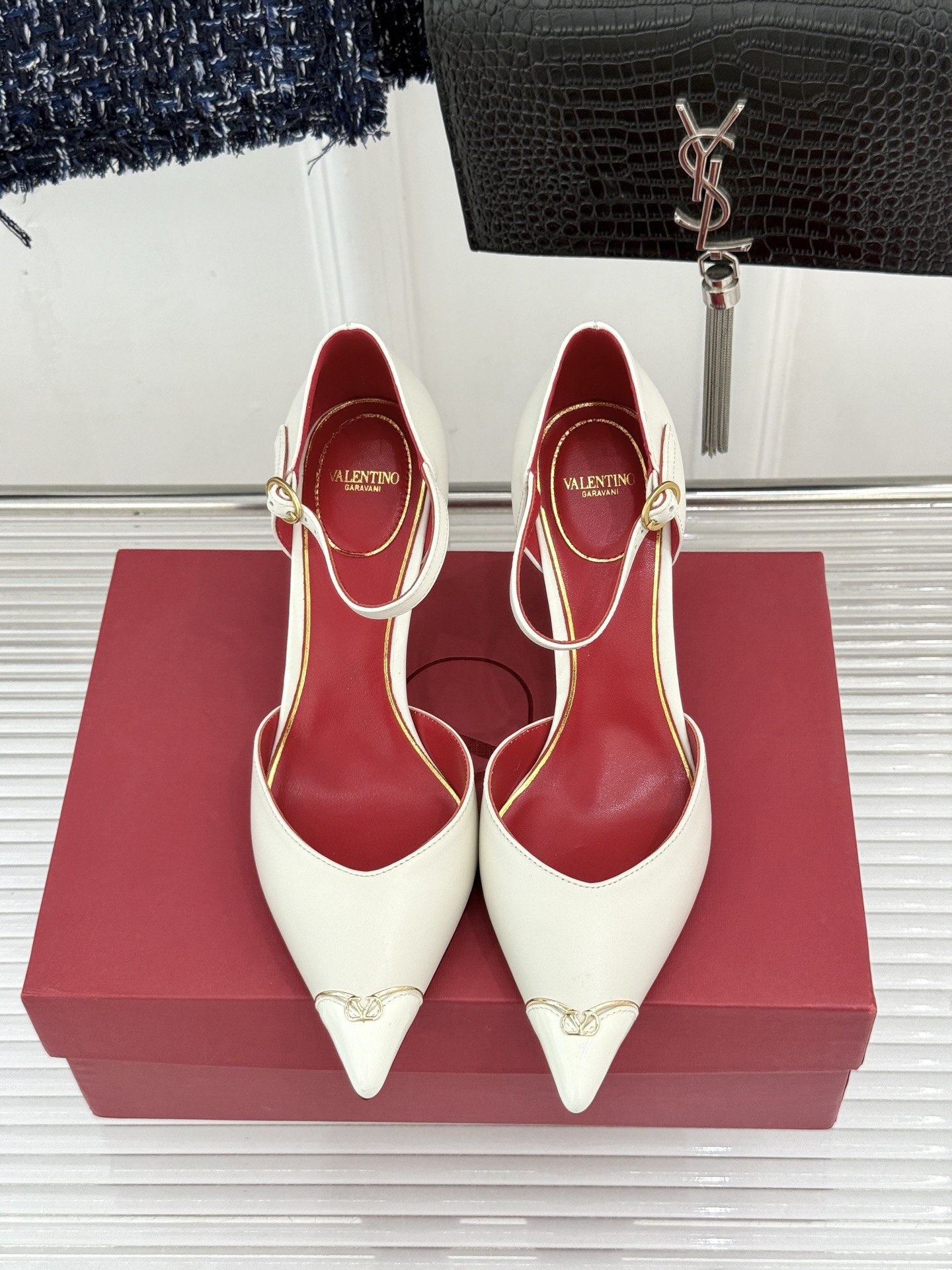 Valentino/华伦天奴26WF新品 尖头高跟鞋凉鞋 尖头线条勾勒足间精致轮廓 小V金标点睛鞋头 细跟拉长腿型比例 Valentino/华伦天奴26WF新品 尖头高跟鞋凉鞋 尖头线条勾勒足间精致轮廓 小V金标点睛鞋头 细跟拉长腿型比例