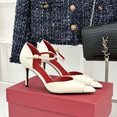 Valentino/华伦天奴26WF新品 尖头高跟鞋凉鞋 尖头线条勾勒足间精致轮廓 小V金标点睛鞋头 细跟拉长腿型比例 Valentino/华伦天奴26WF新品 尖头高跟鞋凉鞋 尖头线条勾勒足间精致轮廓 小V金标点睛鞋头 细跟拉长腿型比例