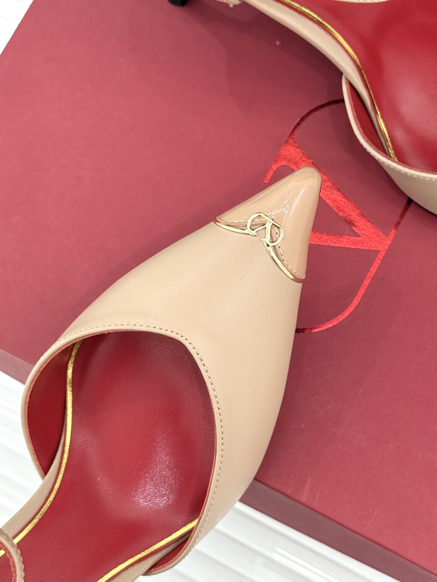 Valentino/华伦天奴26WF新品 尖头高跟鞋凉鞋 尖头线条勾勒足间精致轮廓 小V金标点睛鞋头 细跟拉长腿型比例 Valentino/华伦天奴26WF新品 尖头高跟鞋凉鞋 尖头线条勾勒足间精致轮廓 小V金标点睛鞋头 细跟拉长腿型比例