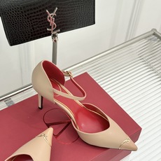 Valentino/华伦天奴26WF新品 尖头高跟鞋凉鞋 尖头线条勾勒足间精致轮廓 小V金标点睛鞋头 细跟拉长腿型比例 Valentino/华伦天奴26WF新品 尖头高跟鞋凉鞋 尖头线条勾勒足间精致轮廓 小V金标点睛鞋头 细跟拉长腿型比例