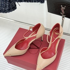 Valentino/华伦天奴26WF新品 尖头高跟鞋凉鞋 尖头线条勾勒足间精致轮廓 小V金标点睛鞋头 细跟拉长腿型比例 Valentino/华伦天奴26WF新品 尖头高跟鞋凉鞋 尖头线条勾勒足间精致轮廓 小V金标点睛鞋头 细跟拉长腿型比例