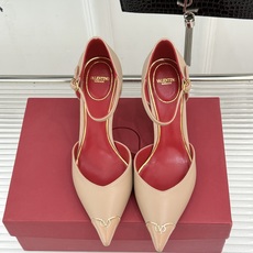 Valentino/华伦天奴26WF新品 尖头高跟鞋凉鞋 尖头线条勾勒足间精致轮廓 小V金标点睛鞋头 细跟拉长腿型比例 Valentino/华伦天奴26WF新品 尖头高跟鞋凉鞋 尖头线条勾勒足间精致轮廓 小V金标点睛鞋头 细跟拉长腿型比例