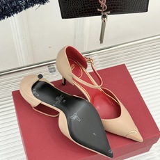 Valentino/华伦天奴26WF新品 尖头高跟鞋凉鞋 尖头线条勾勒足间精致轮廓 小V金标点睛鞋头 细跟拉长腿型比例 Valentino/华伦天奴26WF新品 尖头高跟鞋凉鞋 尖头线条勾勒足间精致轮廓 小V金标点睛鞋头 细跟拉长腿型比例