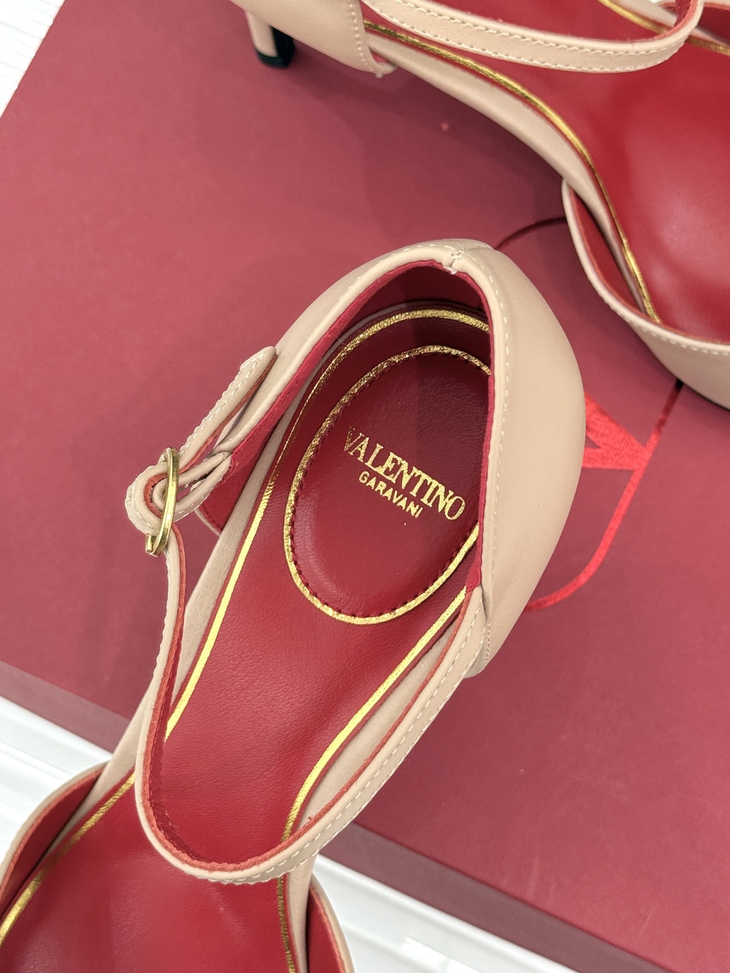 Valentino/华伦天奴26WF新品 尖头高跟鞋凉鞋 尖头线条勾勒足间精致轮廓 小V金标点睛鞋头 细跟拉长腿型比例 Valentino/华伦天奴26WF新品 尖头高跟鞋凉鞋 尖头线条勾勒足间精致轮廓 小V金标点睛鞋头 细跟拉长腿型比例