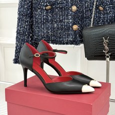 Valentino/华伦天奴26WF新品 尖头高跟鞋凉鞋 尖头线条勾勒足间精致轮廓 小V金标点睛鞋头 细跟拉长腿型比例 Valentino/华伦天奴26WF新品 尖头高跟鞋凉鞋 尖头线条勾勒足间精致轮廓 小V金标点睛鞋头 细跟拉长腿型比例