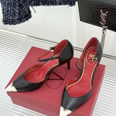 Valentino/华伦天奴26WF新品 尖头高跟鞋凉鞋 尖头线条勾勒足间精致轮廓 小V金标点睛鞋头 细跟拉长腿型比例 Valentino/华伦天奴26WF新品 尖头高跟鞋凉鞋 尖头线条勾勒足间精致轮廓 小V金标点睛鞋头 细跟拉长腿型比例
