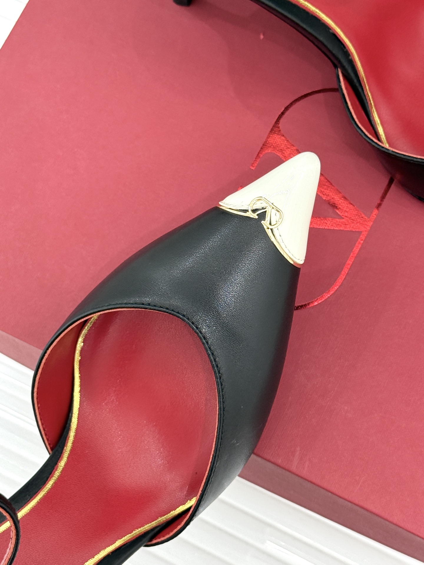 Valentino/华伦天奴26WF新品 尖头高跟鞋凉鞋 尖头线条勾勒足间精致轮廓 小V金标点睛鞋头 细跟拉长腿型比例 Valentino/华伦天奴26WF新品 尖头高跟鞋凉鞋 尖头线条勾勒足间精致轮廓 小V金标点睛鞋头 细跟拉长腿型比例