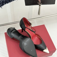 Valentino/华伦天奴26WF新品 尖头高跟鞋凉鞋 尖头线条勾勒足间精致轮廓 小V金标点睛鞋头 细跟拉长腿型比例 Valentino/华伦天奴26WF新品 尖头高跟鞋凉鞋 尖头线条勾勒足间精致轮廓 小V金标点睛鞋头 细跟拉长腿型比例