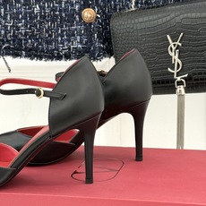 Valentino/华伦天奴26WF新品 尖头高跟鞋凉鞋 尖头线条勾勒足间精致轮廓 小V金标点睛鞋头 细跟拉长腿型比例 Valentino/华伦天奴26WF新品 尖头高跟鞋凉鞋 尖头线条勾勒足间精致轮廓 小V金标点睛鞋头 细跟拉长腿型比例