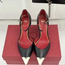 Valentino/华伦天奴26WF新品 尖头高跟鞋凉鞋 尖头线条勾勒足间精致轮廓 小V金标点睛鞋头 细跟拉长腿型比例 Valentino/华伦天奴26WF新品 尖头高跟鞋凉鞋 尖头线条勾勒足间精致轮廓 小V金标点睛鞋头 细跟拉长腿型比例