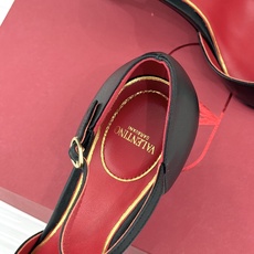 Valentino/华伦天奴26WF新品 尖头高跟鞋凉鞋 尖头线条勾勒足间精致轮廓 小V金标点睛鞋头 细跟拉长腿型比例 Valentino/华伦天奴26WF新品 尖头高跟鞋凉鞋 尖头线条勾勒足间精致轮廓 小V金标点睛鞋头 细跟拉长腿型比例