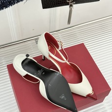 Valentino/华伦天奴26WF新品 尖头高跟鞋凉鞋 尖头线条勾勒足间精致轮廓 小V金标点睛鞋头 细跟拉长腿型比例 Valentino/华伦天奴26WF新品 尖头高跟鞋凉鞋 尖头线条勾勒足间精致轮廓 小V金标点睛鞋头 细跟拉长腿型比例