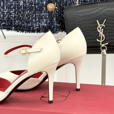 Valentino/华伦天奴26WF新品 尖头高跟鞋凉鞋 尖头线条勾勒足间精致轮廓 小V金标点睛鞋头 细跟拉长腿型比例 Valentino/华伦天奴26WF新品 尖头高跟鞋凉鞋 尖头线条勾勒足间精致轮廓 小V金标点睛鞋头 细跟拉长腿型比例