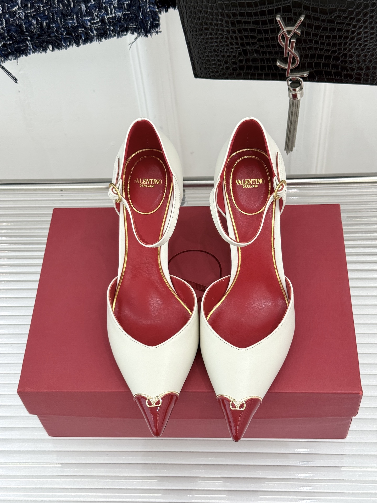 Valentino/华伦天奴26WF新品 尖头高跟鞋凉鞋 尖头线条勾勒足间精致轮廓 小V金标点睛鞋头 细跟拉长腿型比例 Valentino/华伦天奴26WF新品 尖头高跟鞋凉鞋 尖头线条勾勒足间精致轮廓 小V金标点睛鞋头 细跟拉长腿型比例