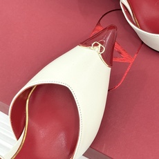 Valentino/华伦天奴26WF新品 尖头高跟鞋凉鞋 尖头线条勾勒足间精致轮廓 小V金标点睛鞋头 细跟拉长腿型比例 Valentino/华伦天奴26WF新品 尖头高跟鞋凉鞋 尖头线条勾勒足间精致轮廓 小V金标点睛鞋头 细跟拉长腿型比例