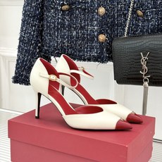Valentino/华伦天奴26WF新品 尖头高跟鞋凉鞋 尖头线条勾勒足间精致轮廓 小V金标点睛鞋头 细跟拉长腿型比例 Valentino/华伦天奴26WF新品 尖头高跟鞋凉鞋 尖头线条勾勒足间精致轮廓 小V金标点睛鞋头 细跟拉长腿型比例