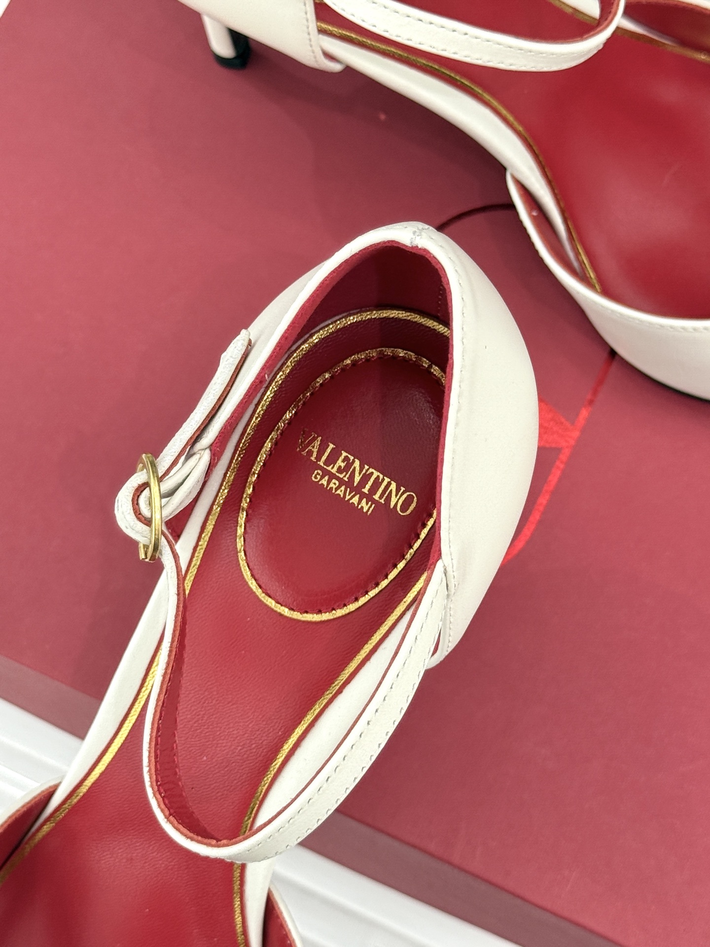 Valentino/华伦天奴26WF新品 尖头高跟鞋凉鞋 尖头线条勾勒足间精致轮廓 小V金标点睛鞋头 细跟拉长腿型比例 Valentino/华伦天奴26WF新品 尖头高跟鞋凉鞋 尖头线条勾勒足间精致轮廓 小V金标点睛鞋头 细跟拉长腿型比例