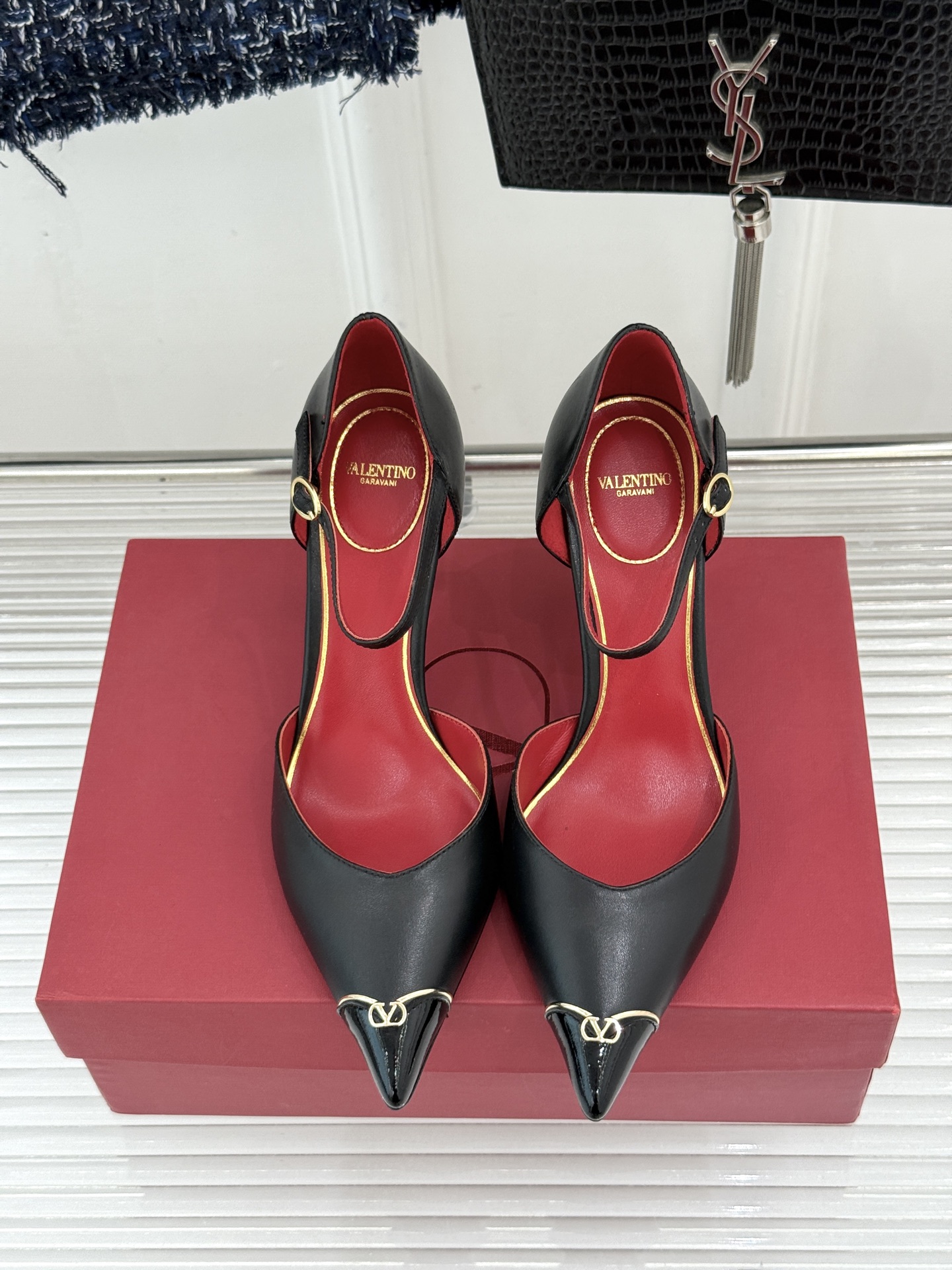 Valentino/华伦天奴26WF新品 尖头高跟鞋凉鞋 尖头线条勾勒足间精致轮廓 小V金标点睛鞋头 细跟拉长腿型比例 Valentino/华伦天奴26WF新品 尖头高跟鞋凉鞋 尖头线条勾勒足间精致轮廓 小V金标点睛鞋头 细跟拉长腿型比例