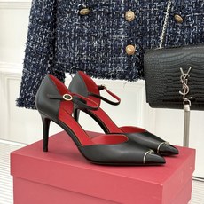 Valentino/华伦天奴26WF新品 尖头高跟鞋凉鞋 尖头线条勾勒足间精致轮廓 小V金标点睛鞋头 细跟拉长腿型比例 Valentino/华伦天奴26WF新品 尖头高跟鞋凉鞋 尖头线条勾勒足间精致轮廓 小V金标点睛鞋头 细跟拉长腿型比例