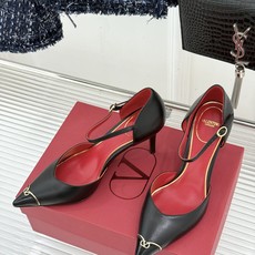 Valentino/华伦天奴26WF新品 尖头高跟鞋凉鞋 尖头线条勾勒足间精致轮廓 小V金标点睛鞋头 细跟拉长腿型比例 Valentino/华伦天奴26WF新品 尖头高跟鞋凉鞋 尖头线条勾勒足间精致轮廓 小V金标点睛鞋头 细跟拉长腿型比例
