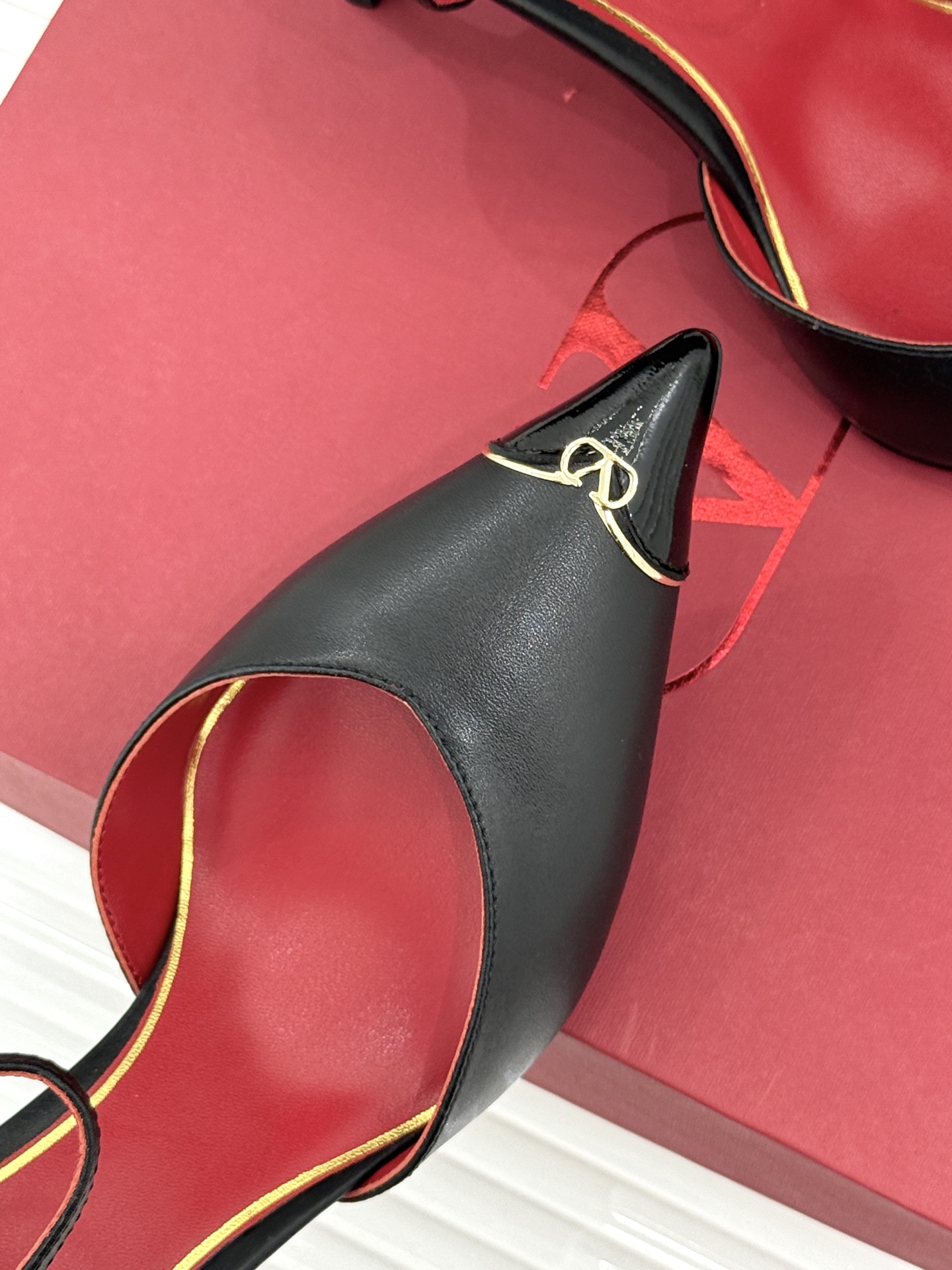 Valentino/华伦天奴26WF新品 尖头高跟鞋凉鞋 尖头线条勾勒足间精致轮廓 小V金标点睛鞋头 细跟拉长腿型比例 Valentino/华伦天奴26WF新品 尖头高跟鞋凉鞋 尖头线条勾勒足间精致轮廓 小V金标点睛鞋头 细跟拉长腿型比例