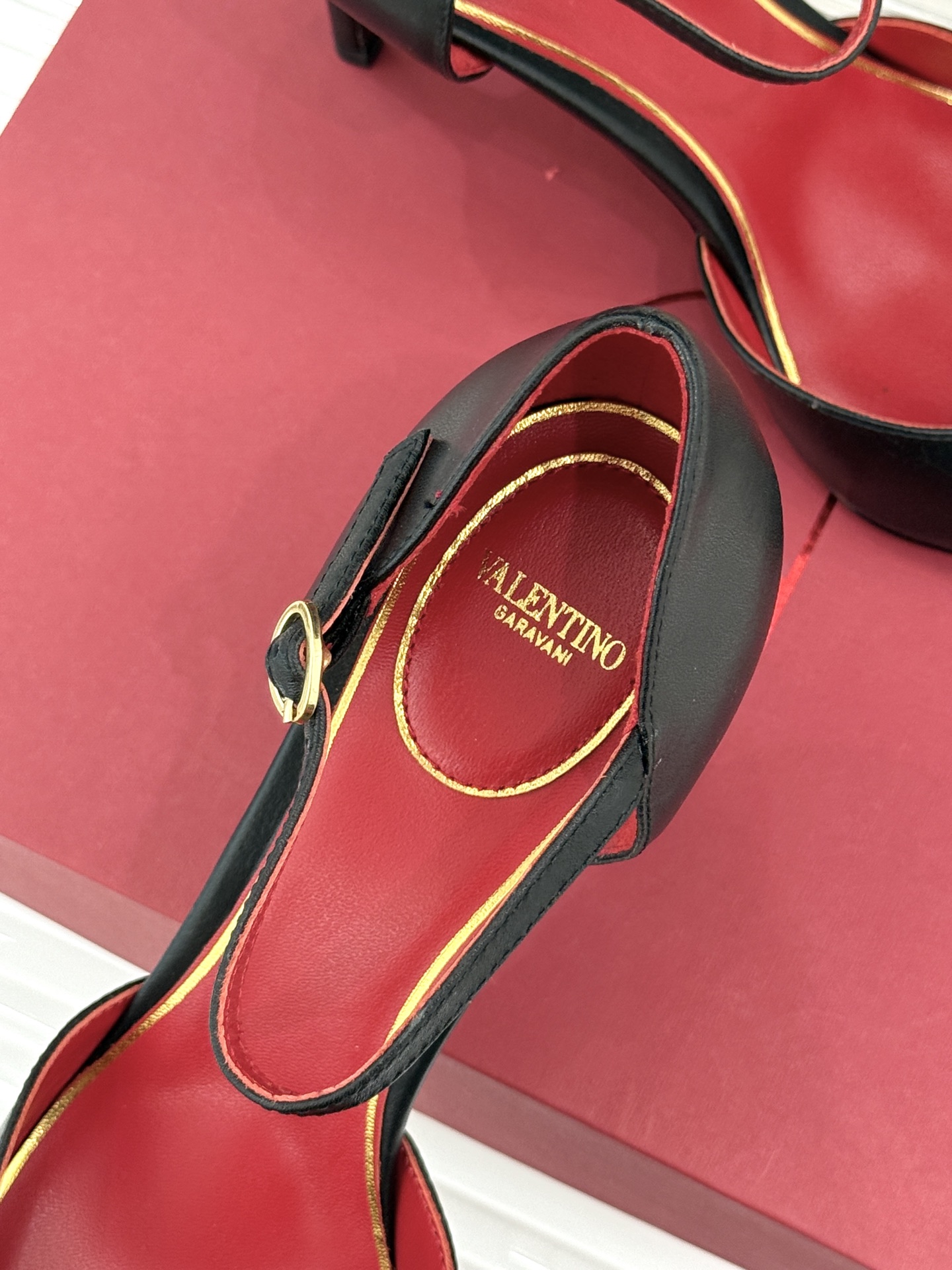Valentino/华伦天奴26WF新品 尖头高跟鞋凉鞋 尖头线条勾勒足间精致轮廓 小V金标点睛鞋头 细跟拉长腿型比例 Valentino/华伦天奴26WF新品 尖头高跟鞋凉鞋 尖头线条勾勒足间精致轮廓 小V金标点睛鞋头 细跟拉长腿型比例