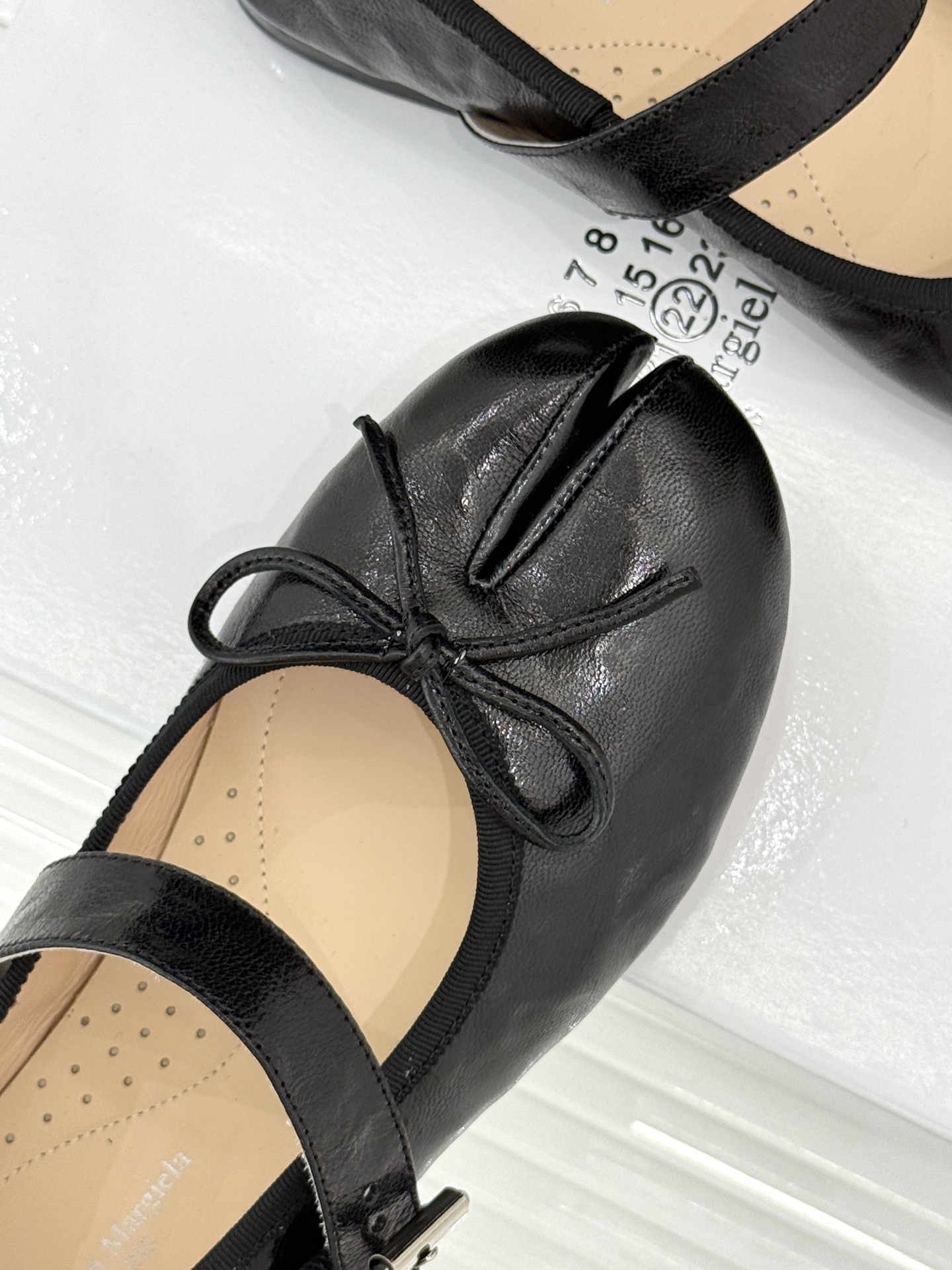 顶版 MaisonMargiela|MM6马吉拉 复古蝴蝶结分趾玛丽珍鞋 蝴蝶结柔化分趾先锋感 经典Tabi辨识度拉满 顶版 MaisonMargiela|MM6马吉拉 复古蝴蝶结分趾玛丽珍鞋 蝴蝶结柔化分趾先锋感 经典Tabi辨识度拉满