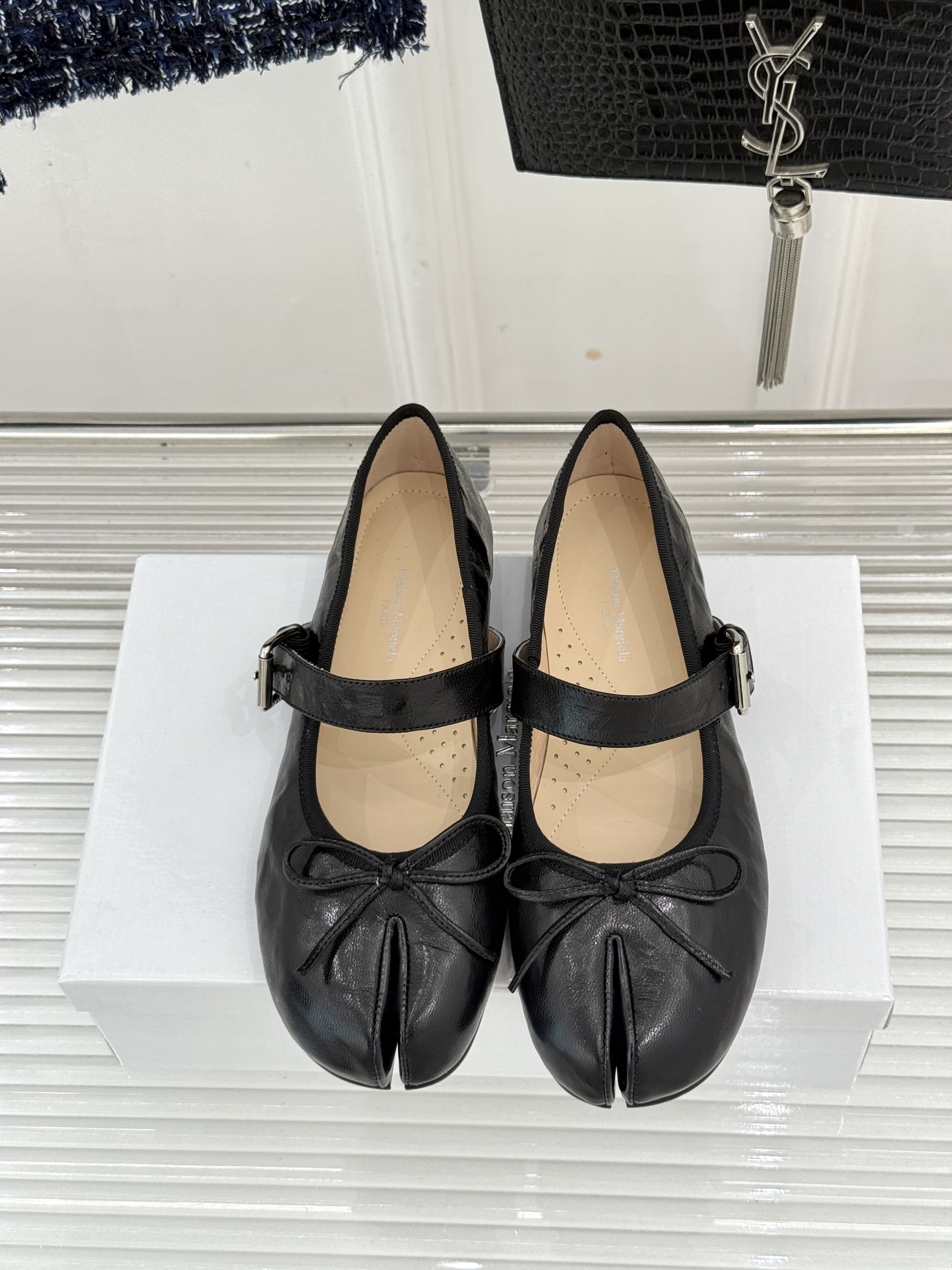 顶版 MaisonMargiela|MM6马吉拉 复古蝴蝶结分趾玛丽珍鞋 蝴蝶结柔化分趾先锋感 经典Tabi辨识度拉满 顶版 MaisonMargiela|MM6马吉拉 复古蝴蝶结分趾玛丽珍鞋 蝴蝶结柔化分趾先锋感 经典Tabi辨识度拉满