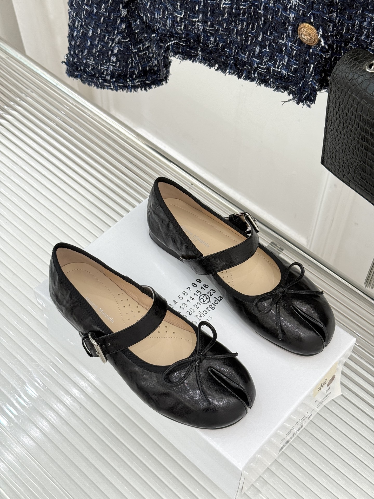 顶版 MaisonMargiela|MM6马吉拉 复古蝴蝶结分趾玛丽珍鞋 蝴蝶结柔化分趾先锋感 经典Tabi辨识度拉满 顶版 MaisonMargiela|MM6马吉拉 复古蝴蝶结分趾玛丽珍鞋 蝴蝶结柔化分趾先锋感 经典Tabi辨识度拉满