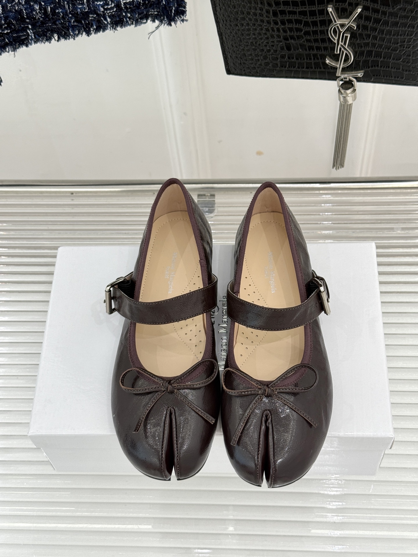 顶版 MaisonMargiela|MM6马吉拉 复古蝴蝶结分趾玛丽珍鞋 蝴蝶结柔化分趾先锋感 经典Tabi辨识度拉满 顶版 MaisonMargiela|MM6马吉拉 复古蝴蝶结分趾玛丽珍鞋 蝴蝶结柔化分趾先锋感 经典Tabi辨识度拉满