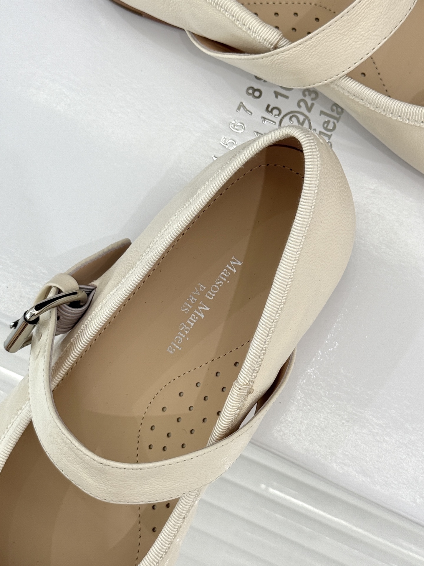 顶版 MaisonMargiela|MM6马吉拉 复古蝴蝶结分趾玛丽珍鞋 蝴蝶结柔化分趾先锋感 经典Tabi辨识度拉满 顶版 MaisonMargiela|MM6马吉拉 复古蝴蝶结分趾玛丽珍鞋 蝴蝶结柔化分趾先锋感 经典Tabi辨识度拉满