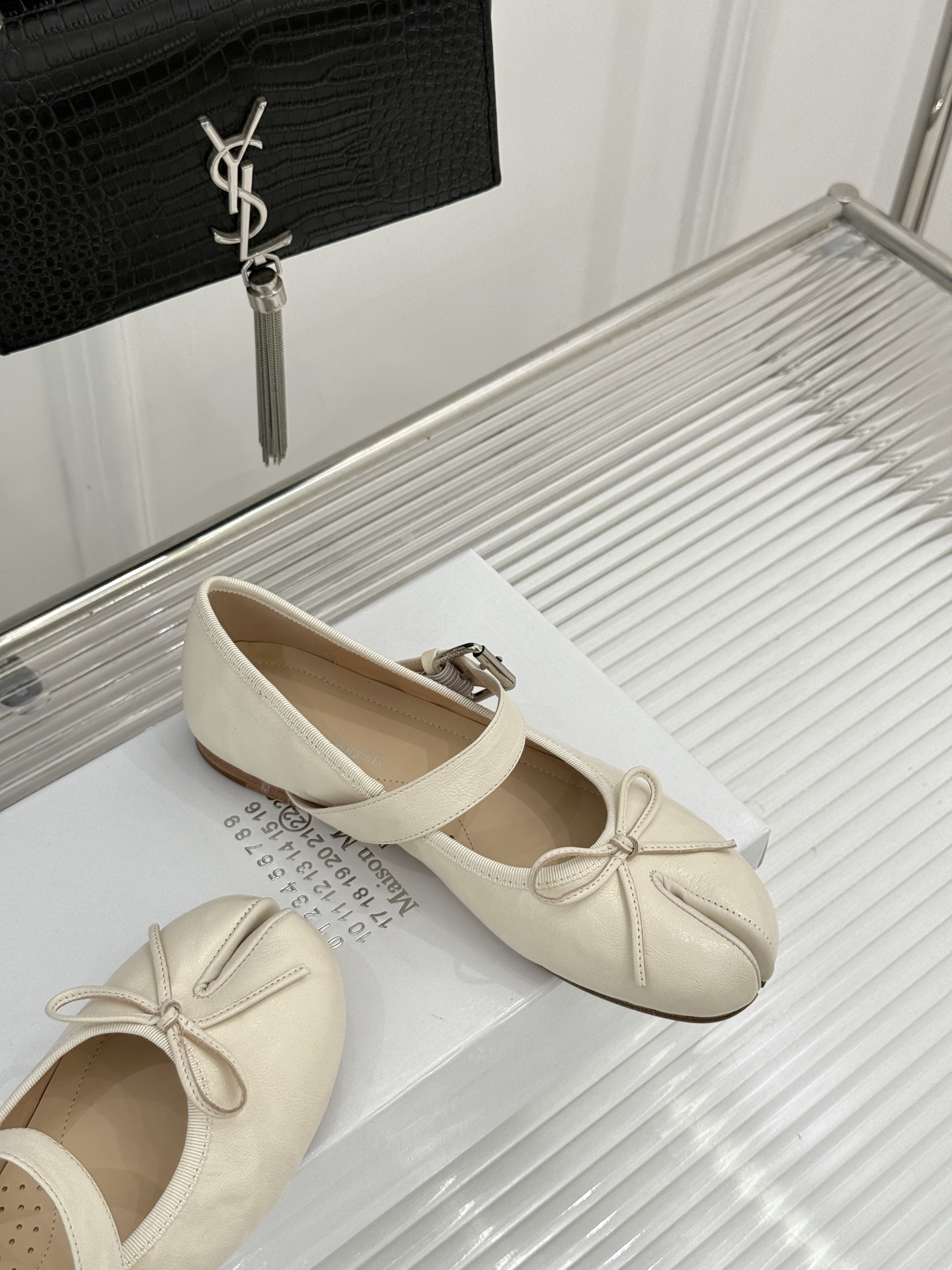 顶版 MaisonMargiela|MM6马吉拉 复古蝴蝶结分趾玛丽珍鞋 蝴蝶结柔化分趾先锋感 经典Tabi辨识度拉满 顶版 MaisonMargiela|MM6马吉拉 复古蝴蝶结分趾玛丽珍鞋 蝴蝶结柔化分趾先锋感 经典Tabi辨识度拉满