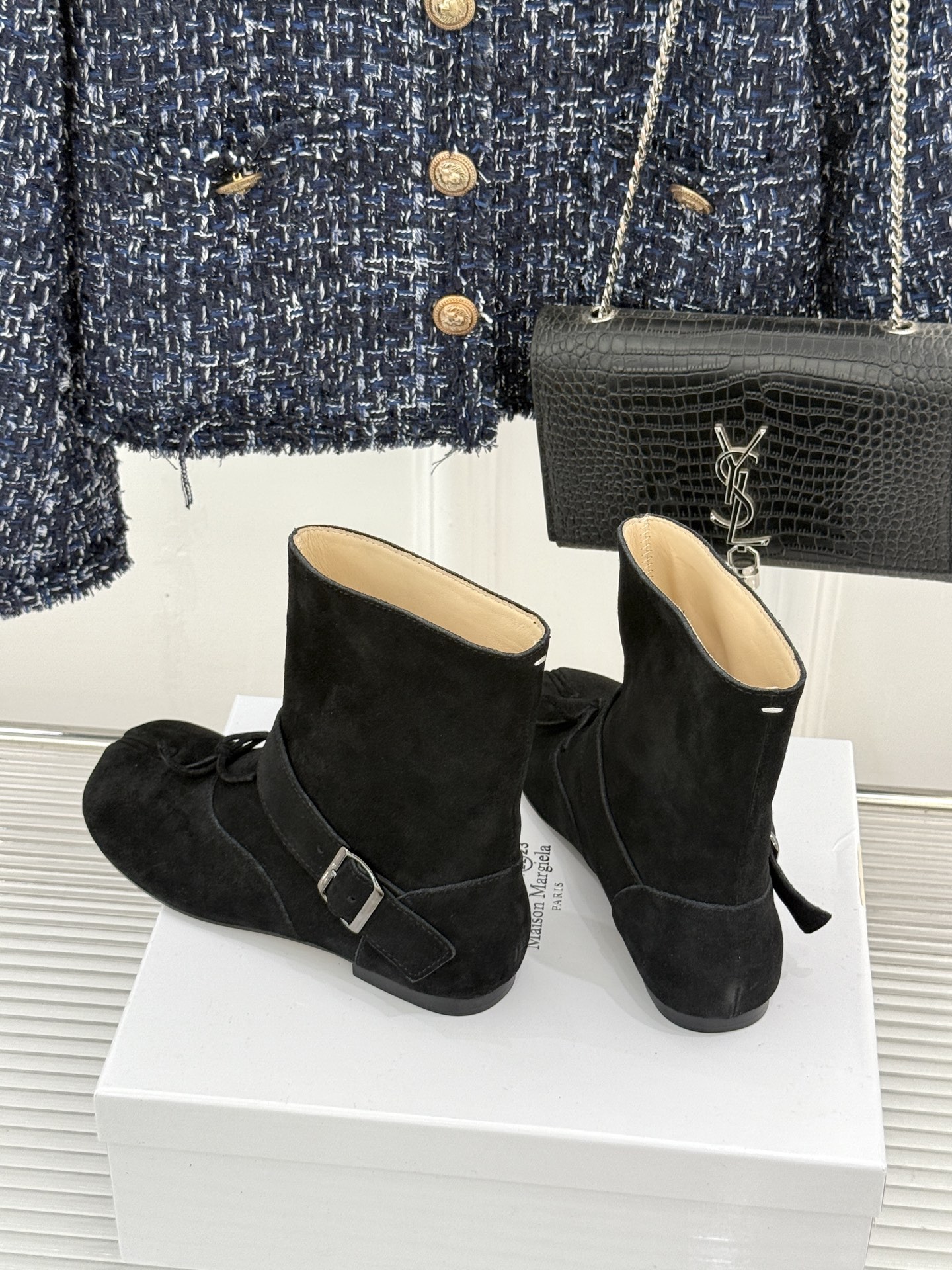 顶版 MaisonMargiela｜MM6马吉拉 复古蝴蝶结皮带扣分趾短靴  蝴蝶结缀饰柔化先锋感 皮带扣勾勒利落线条 