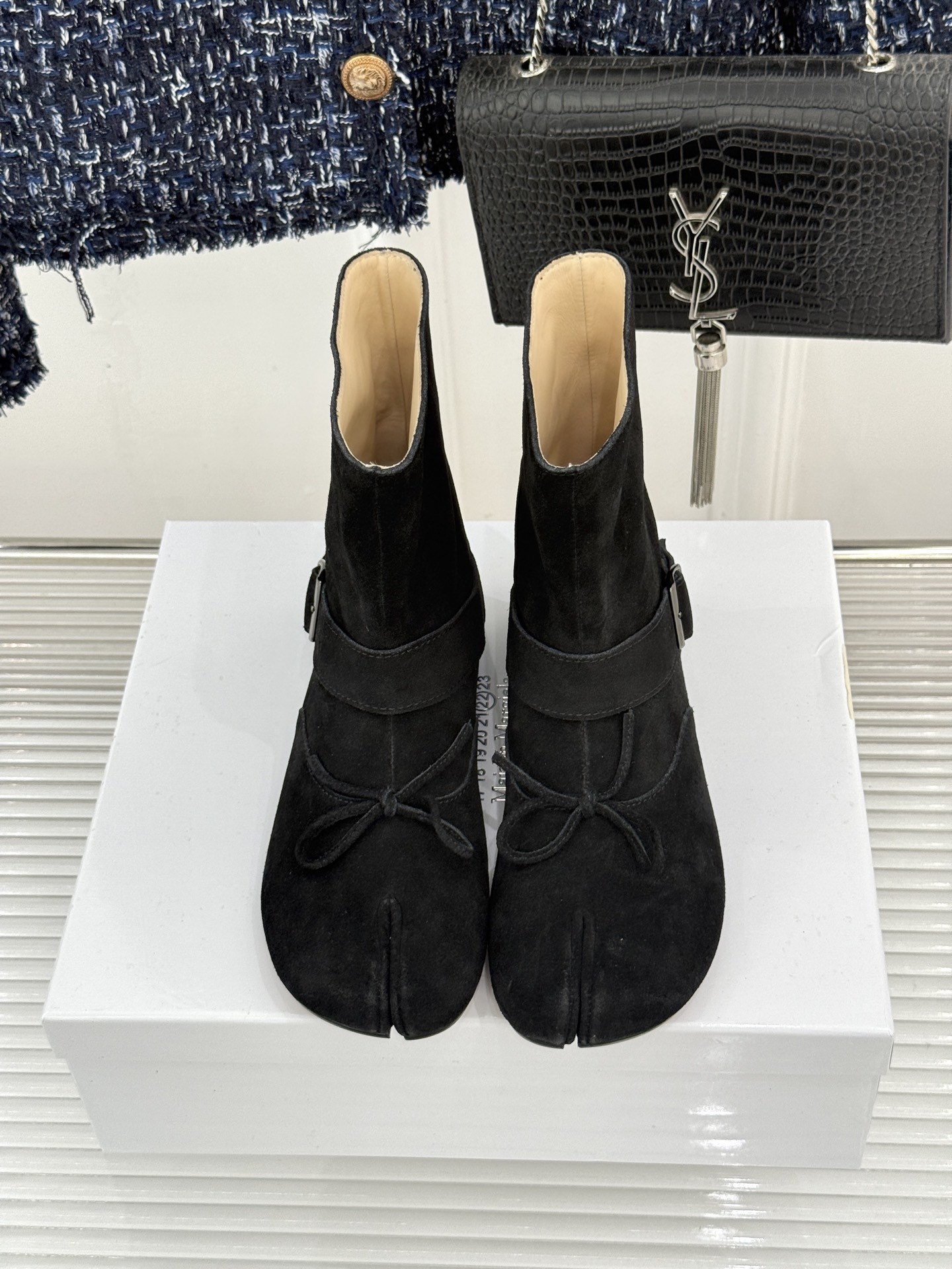 顶版 MaisonMargiela｜MM6马吉拉 复古蝴蝶结皮带扣分趾短靴  蝴蝶结缀饰柔化先锋感 皮带扣勾勒利落线条 